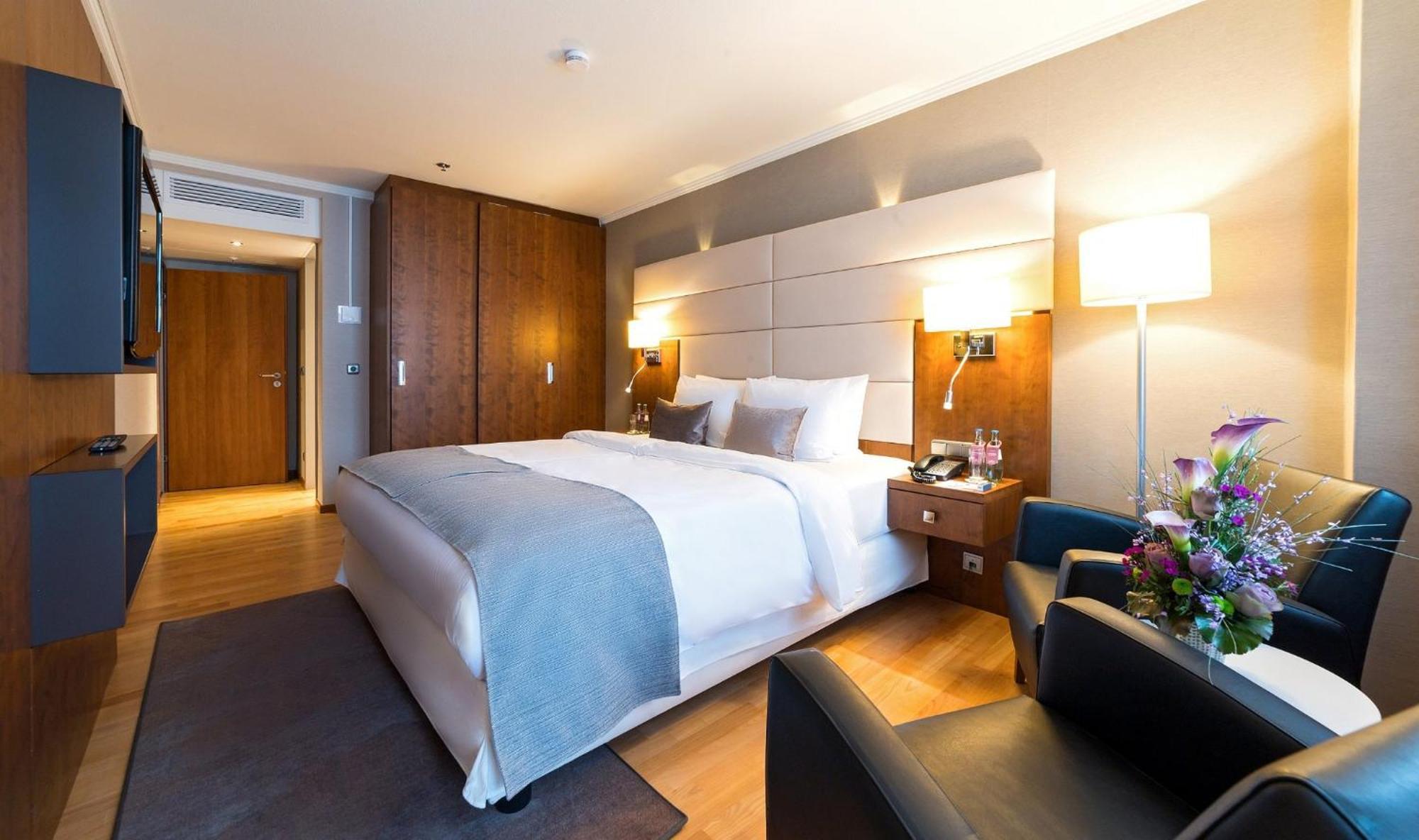 Executive Suite,1277079829:JPEG