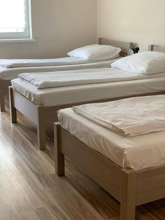 Deze driepersoonskamer heeft een gedeelde badkamer.