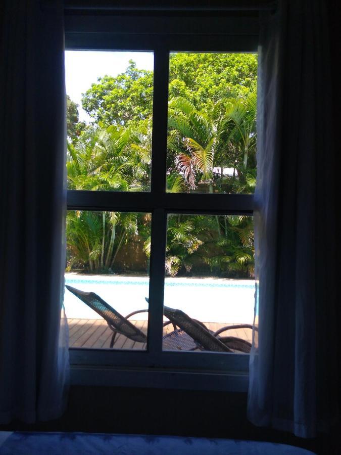 Quarto com Cama Queen-size e Vista da Piscina