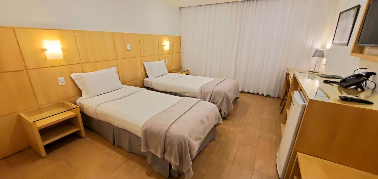 Quarto com 2 Camas de Solteiro e Vista da Cidade
