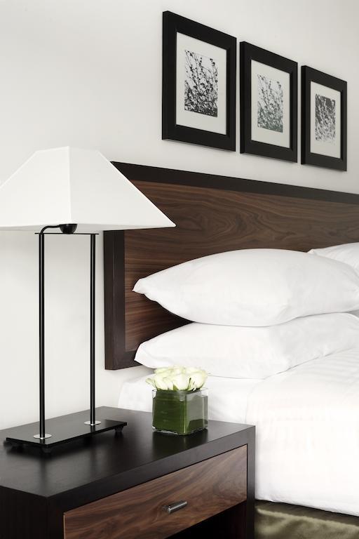 Habitación con cama extragrande y acceso al club