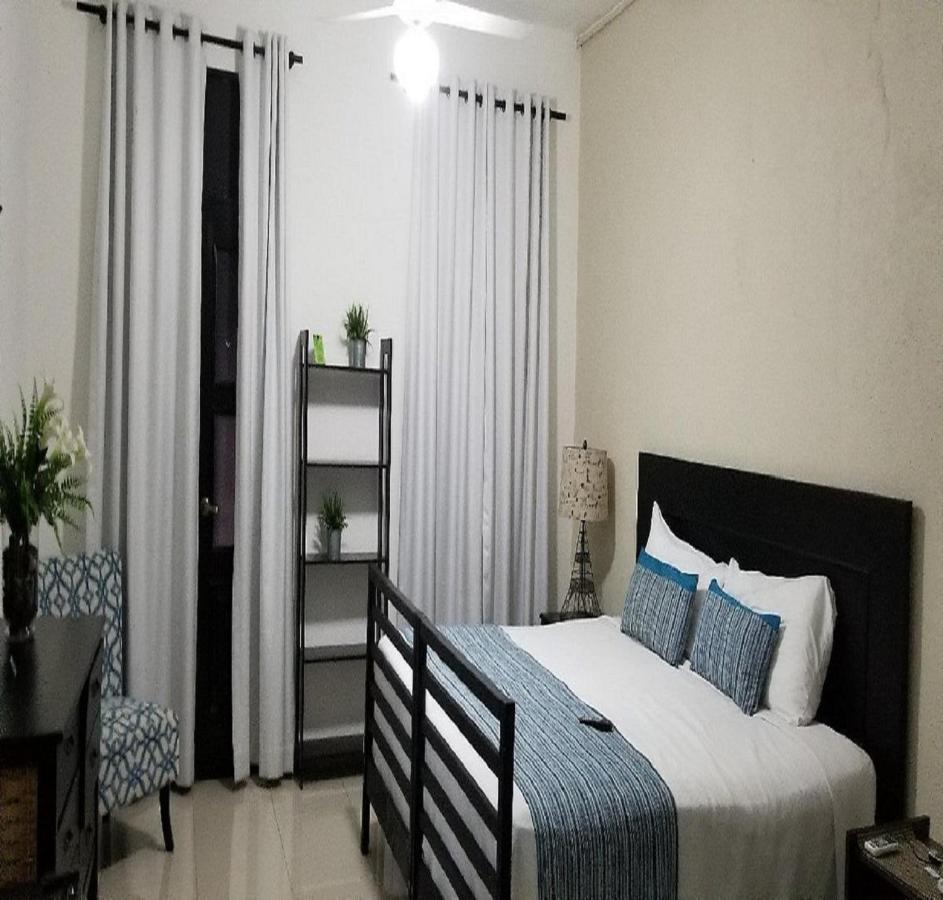 Habitación con cama extragrande y balcón