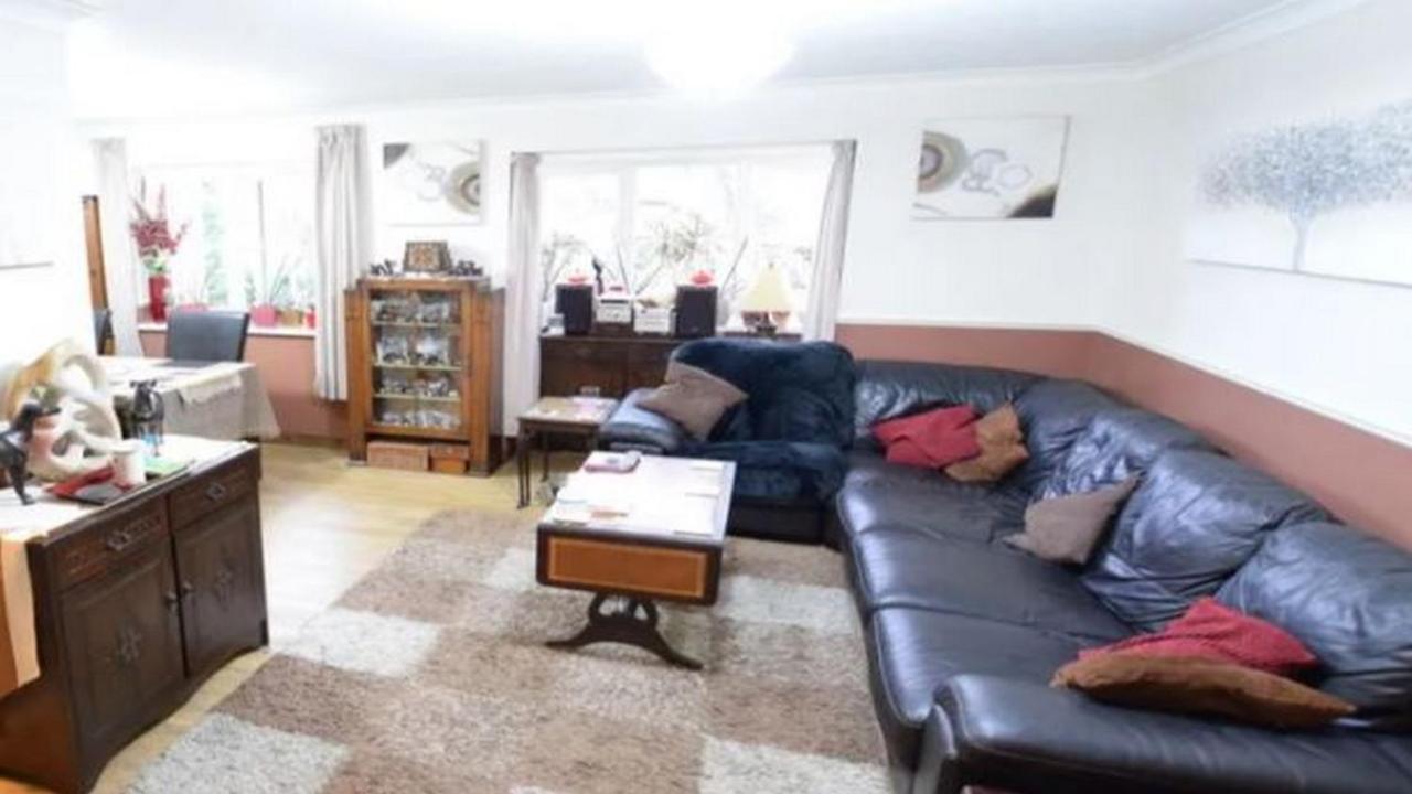 Habitación con cama grande y bañera de hidromasaje
