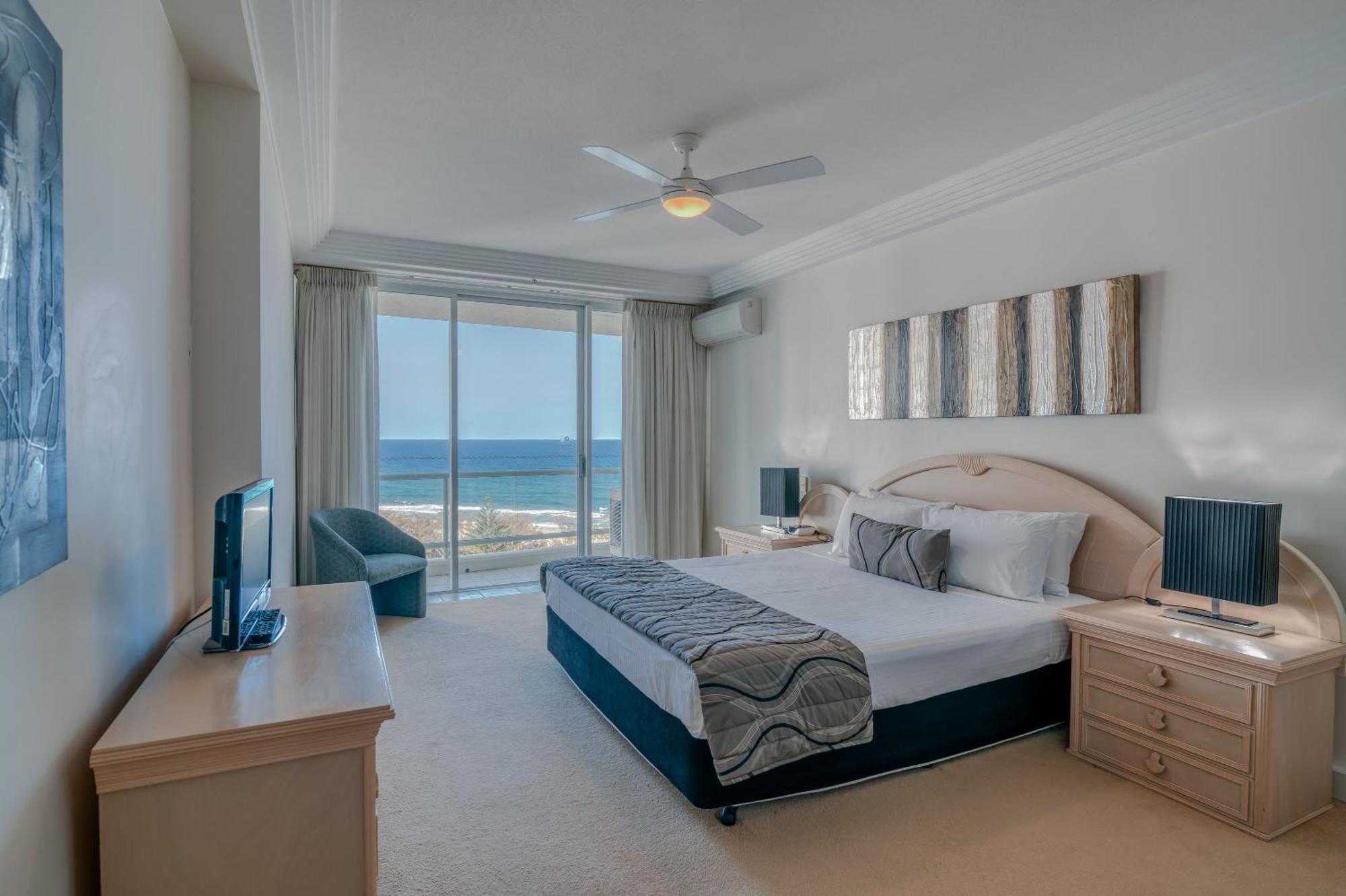 One-Bedroom Apartment High Level Ocean View