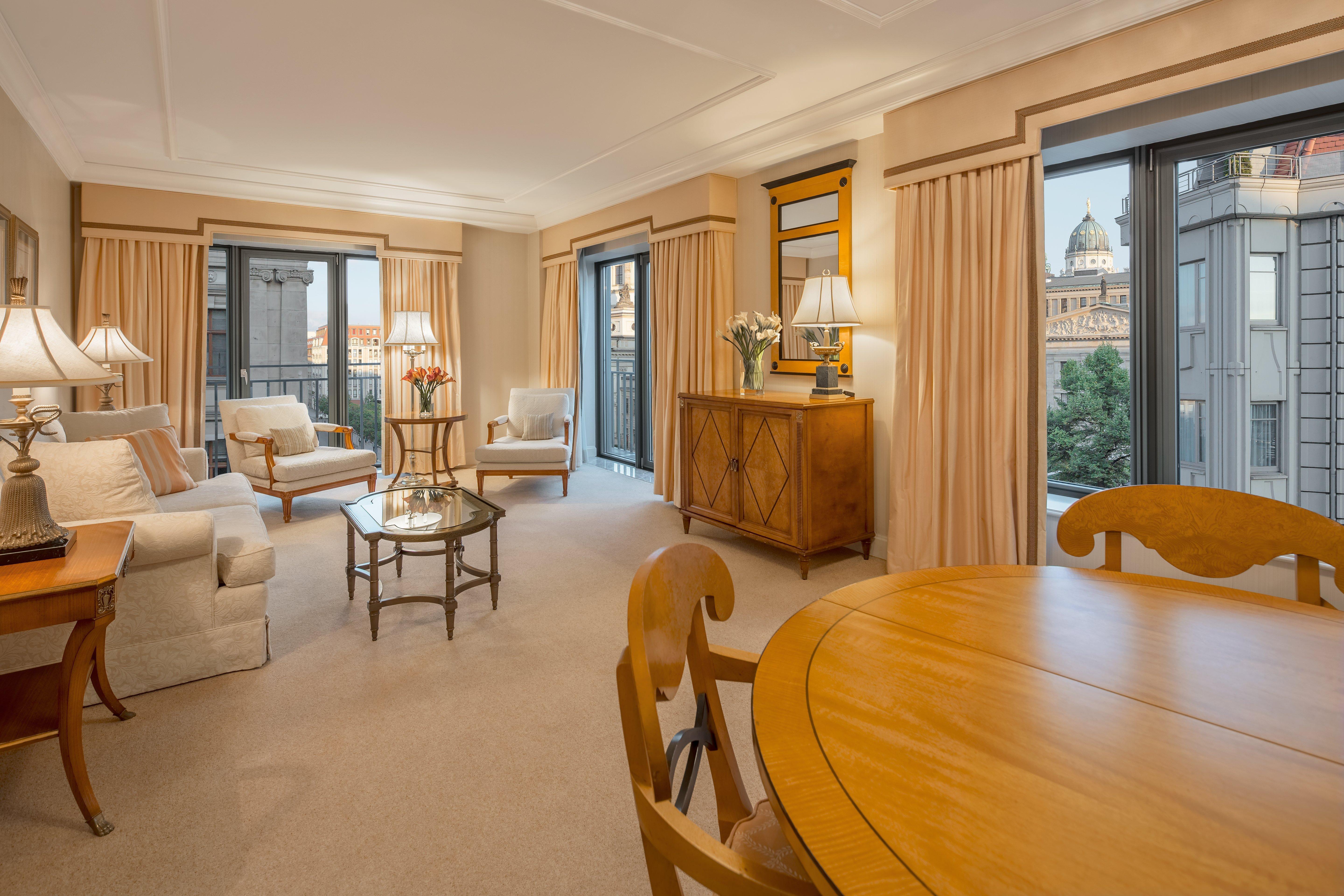 One-Bedroom Suite with Dining Area
