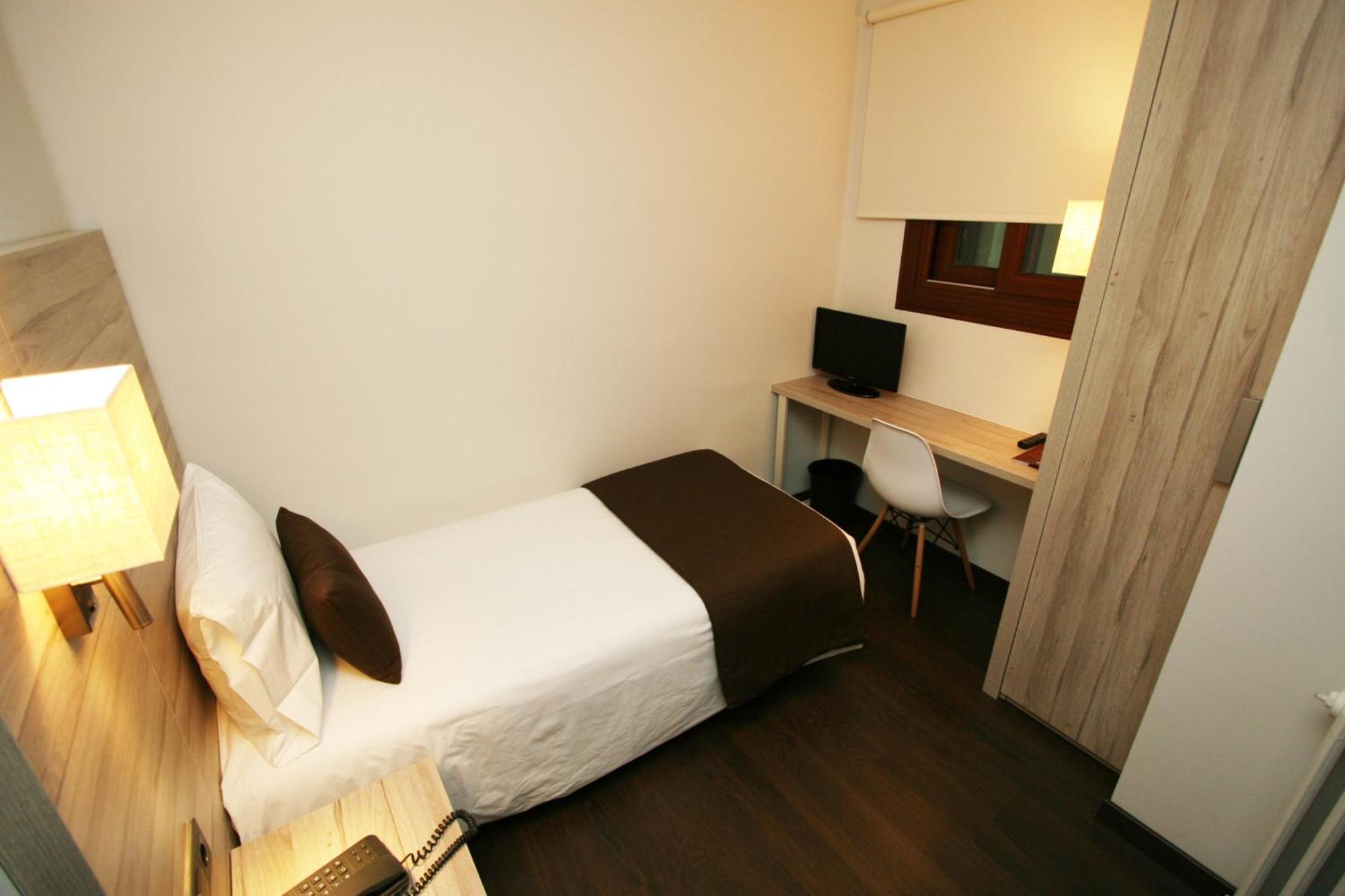 Small Single Room (interior),1277442886:JPEG