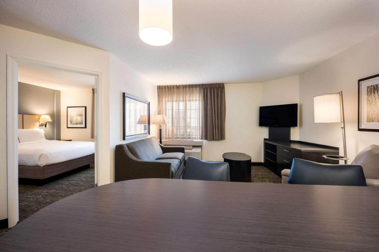 One-Bedroom Queen Suite with Bathtub - Mobility Accessible,1331055128:JPEG