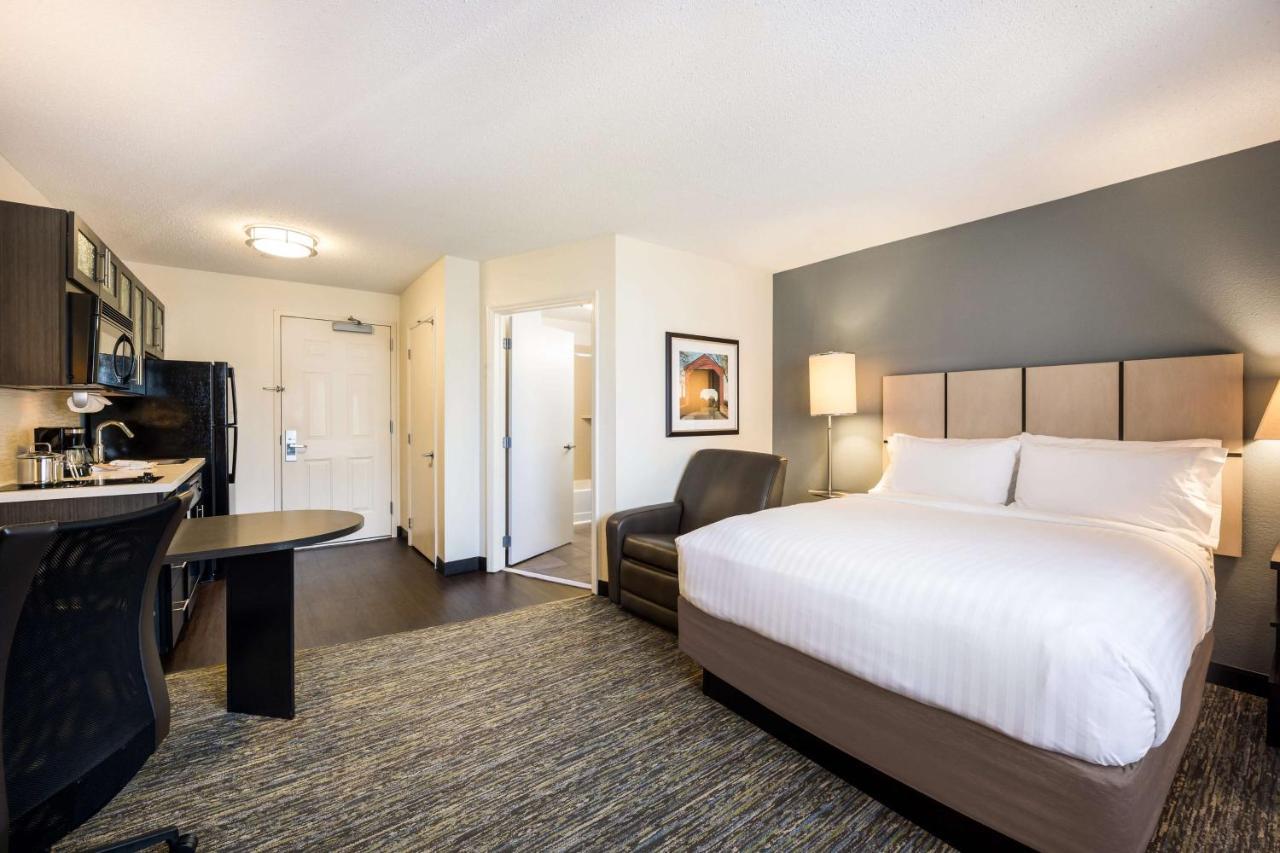 Studio Queen Suite Bathtub Mobility Accessible