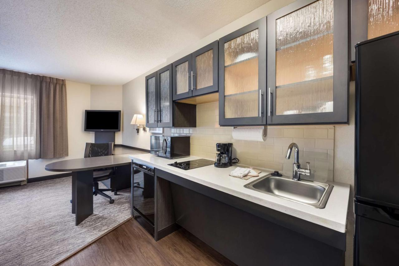 Studio Queen Suite Bathtub Mobility Accessible
