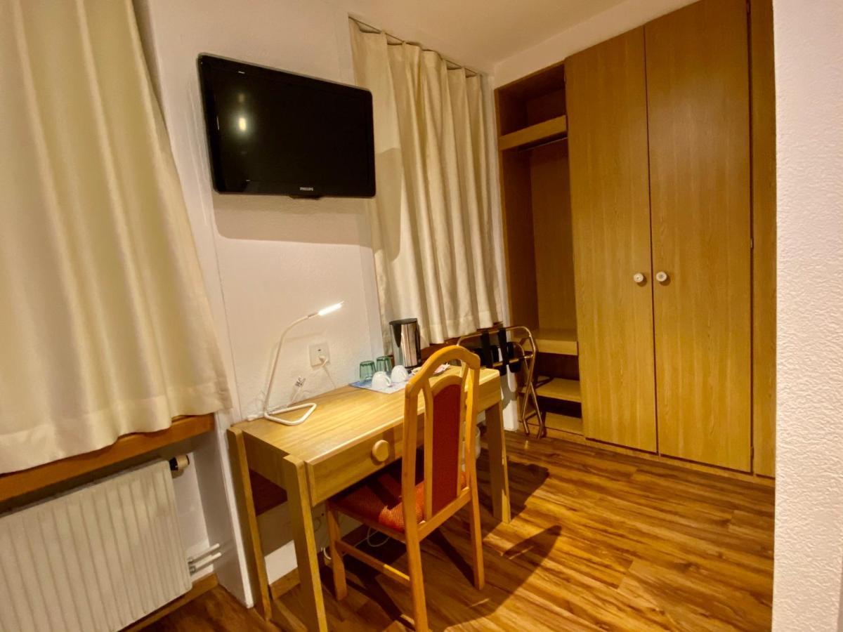 Standaard Tweepersoonskamer met 2 Aparte Bedden en Airconditioning