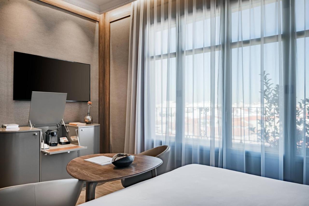 Deluxe King Room Balcony City View