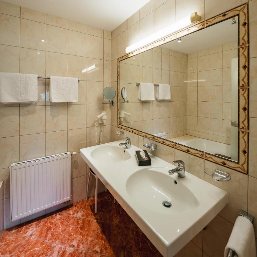 Double Room,1386567554:JPEG