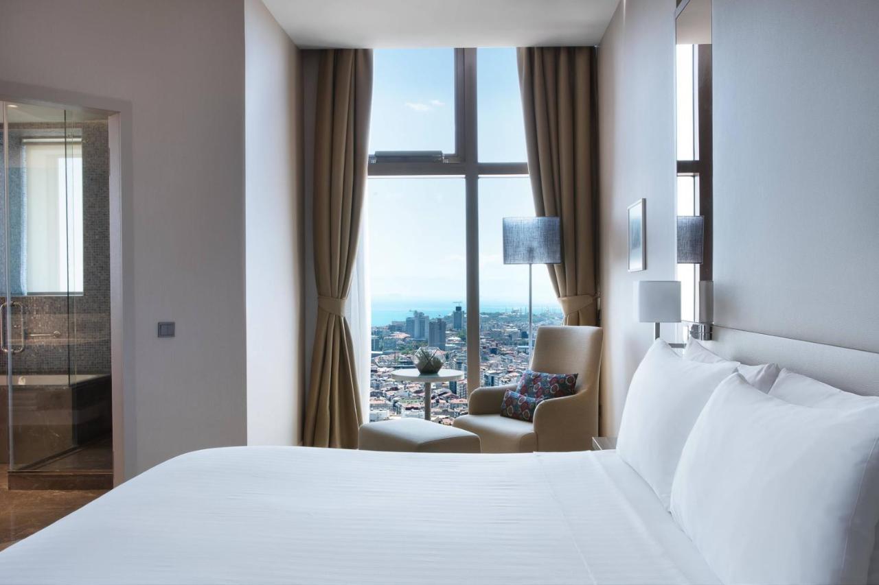 Corner Suite with Sea View and Lounge Access,1398612635:JPEG