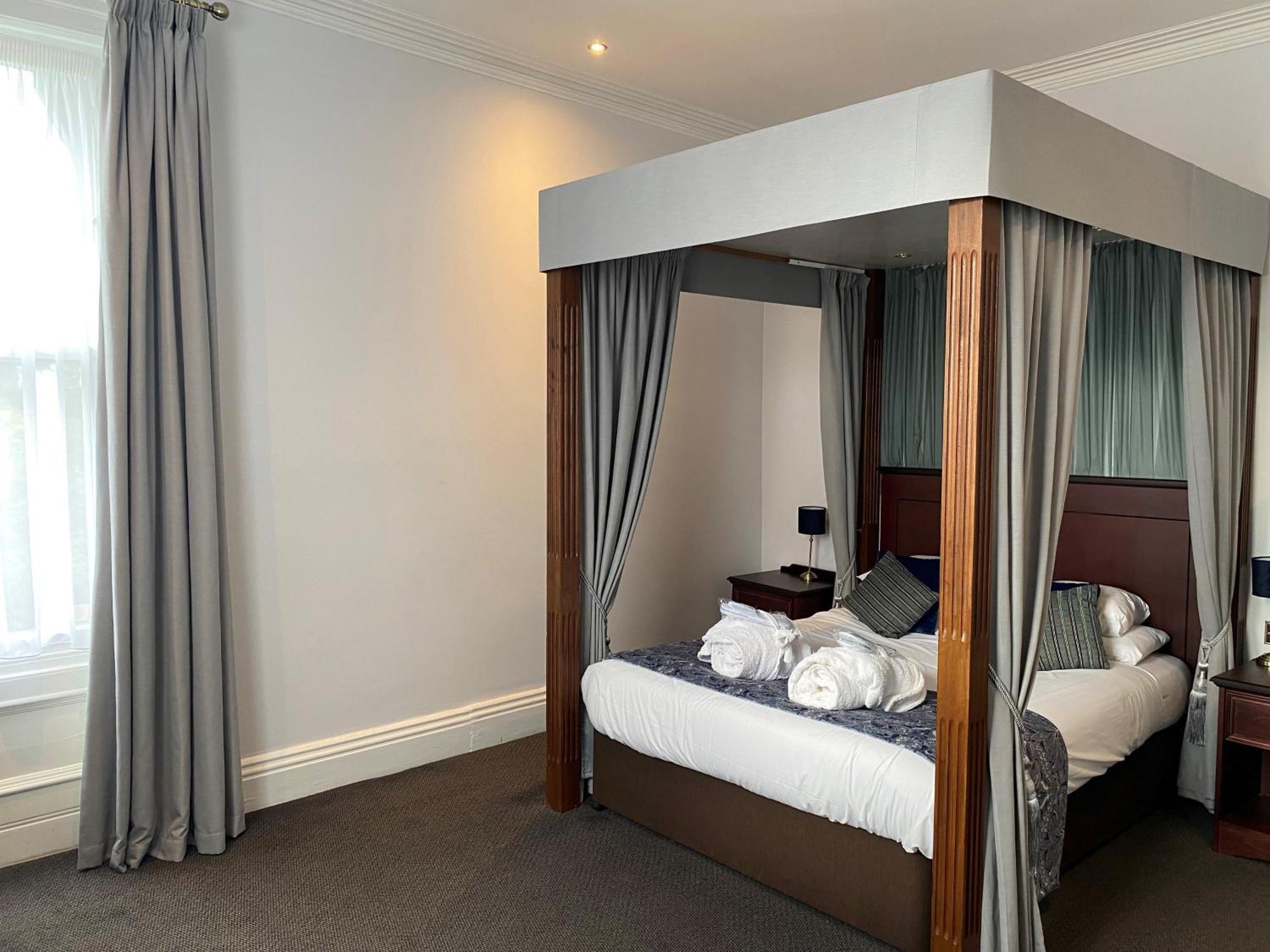 Suite With Four Poster Bed,1588074154:JPEG