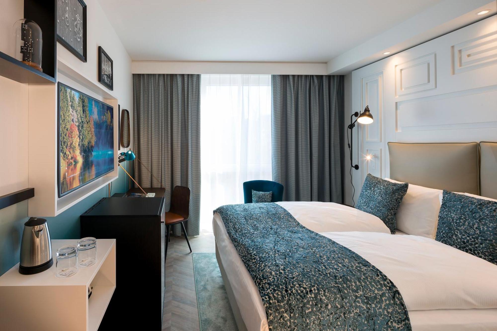 Premium Zimmer mit Queensize-Bett und Blick auf den Innenhof