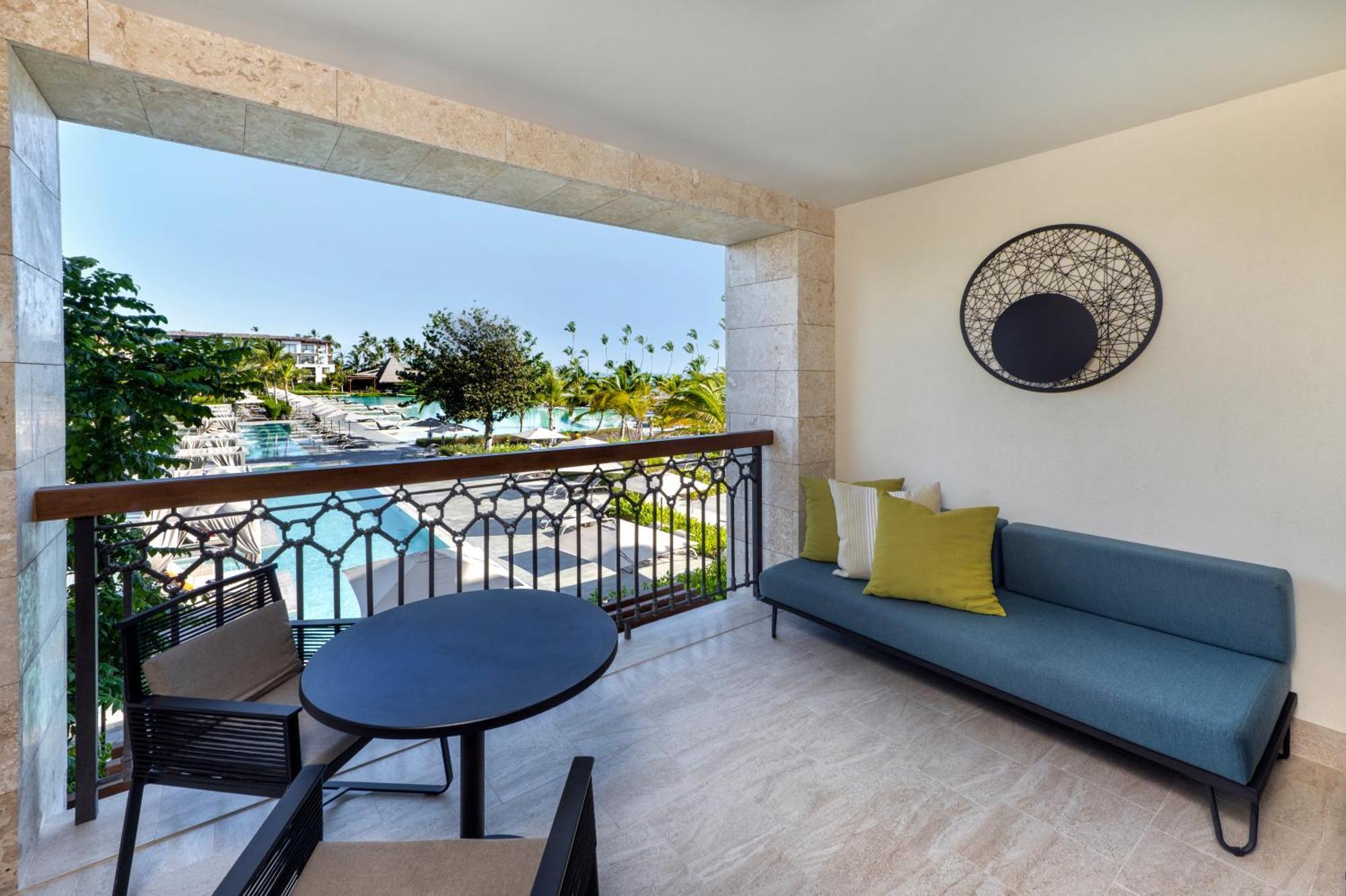Suite Junior Resort con cama grande y vistas a la piscina