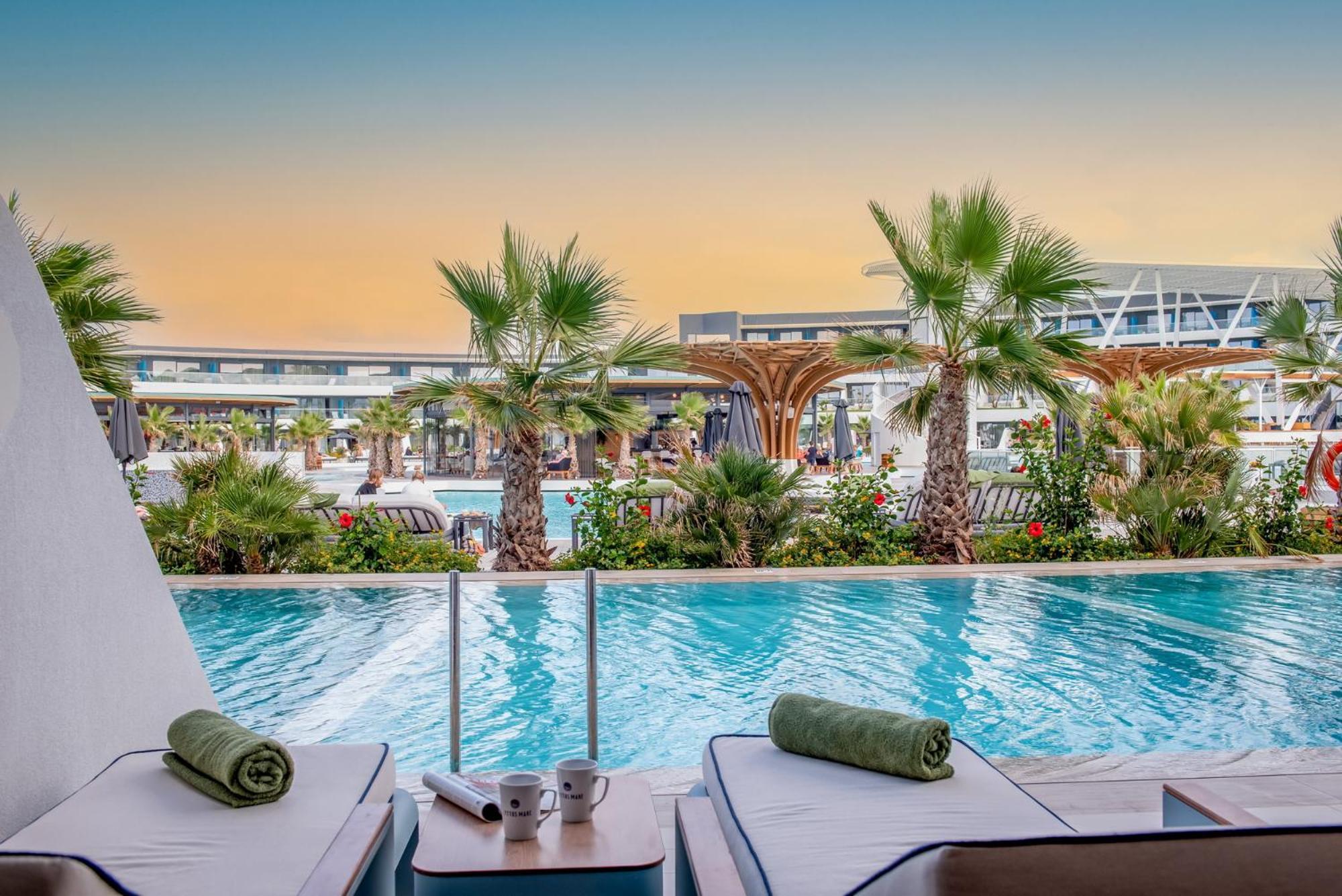 Deluxe Unterkunft mit Doppelbett, Pool- oder Meerblick und eigenem Pool