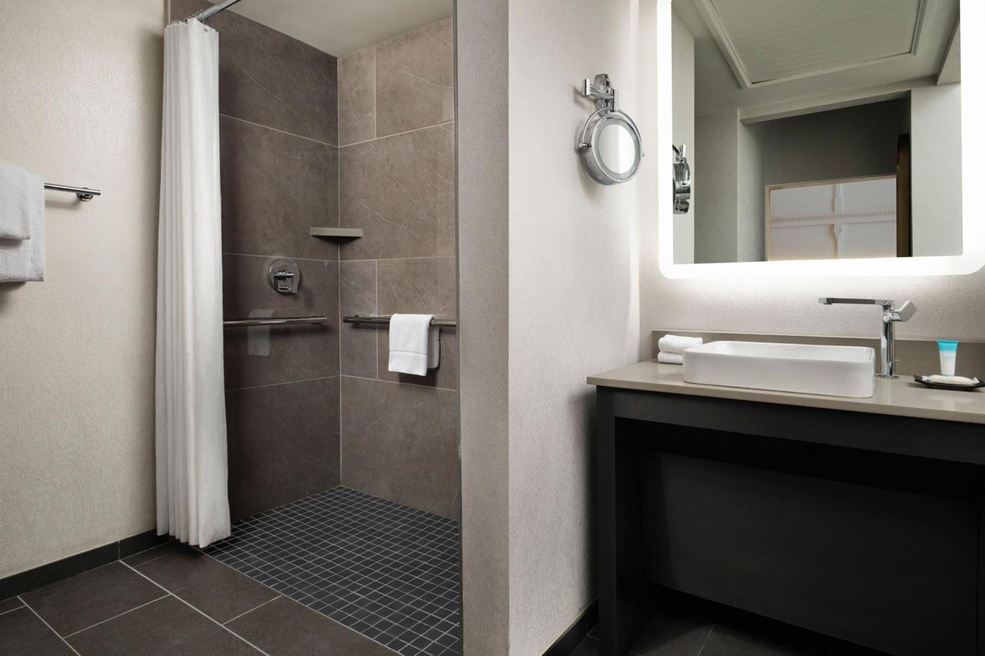 King Room with Roll-in Shower - Mobility Accessible