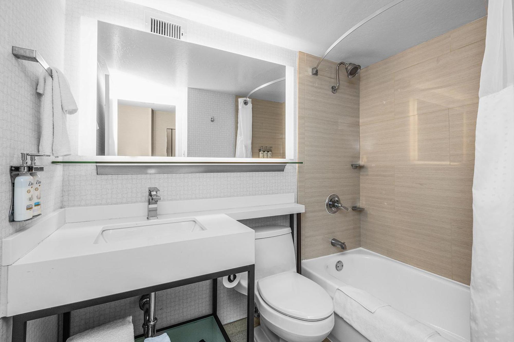 Standard King Room with Mobility Accessible Tub,1706015035:JPEG