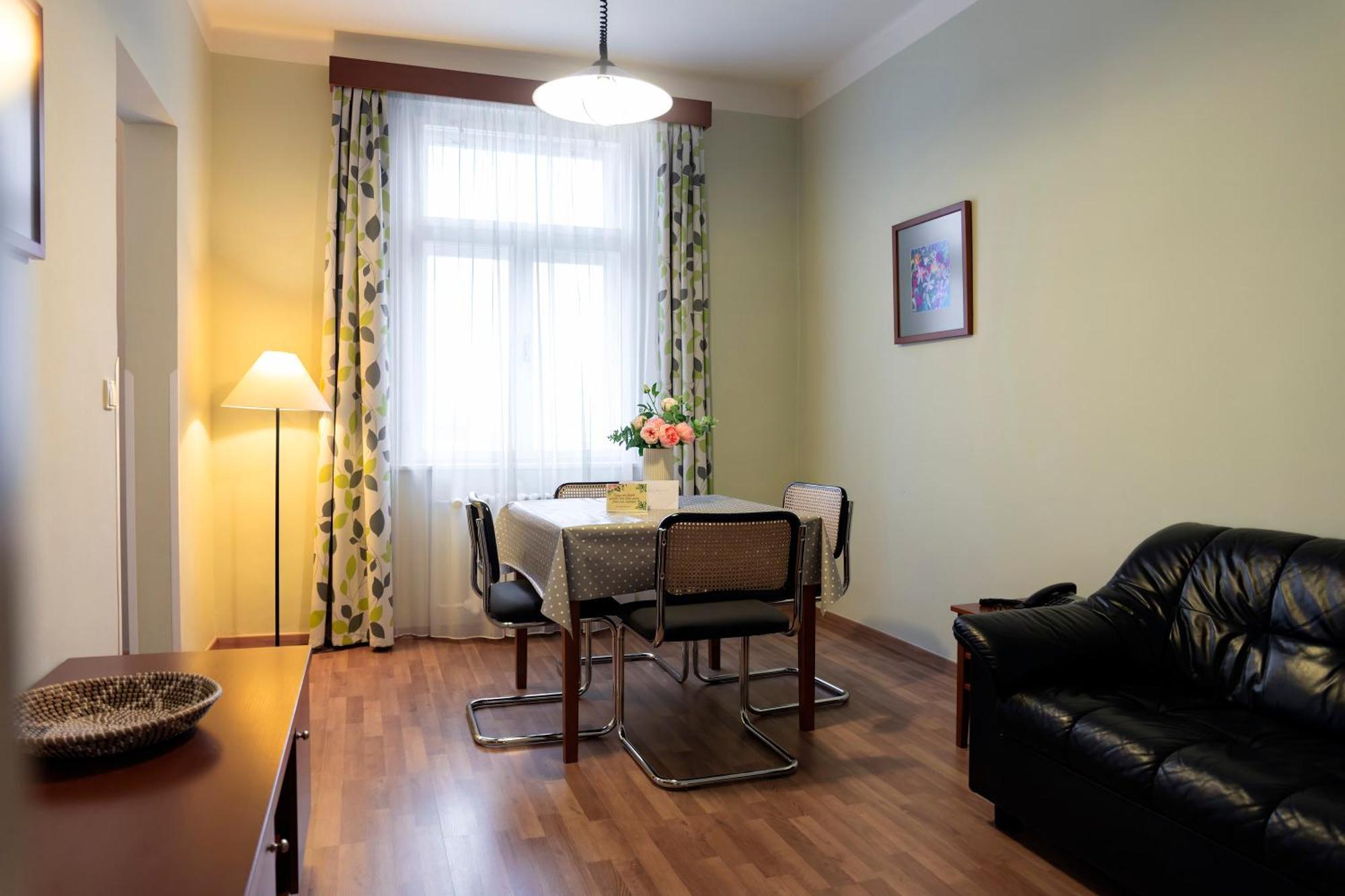 One-Bedroom Triple Apartment,1404120020:JPEG