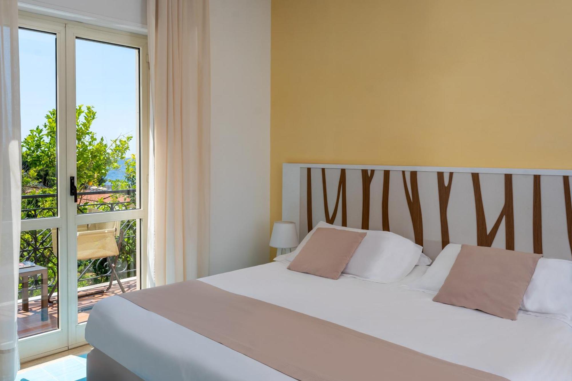 Double or Twin Room Partial Sea View,1498774903:JPEG
