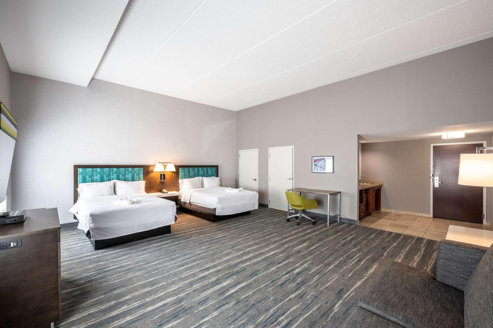 Queen Studio Suite with Two Queen Beds and Sofa Bed - Non-Smoking,1547018965:JPEG