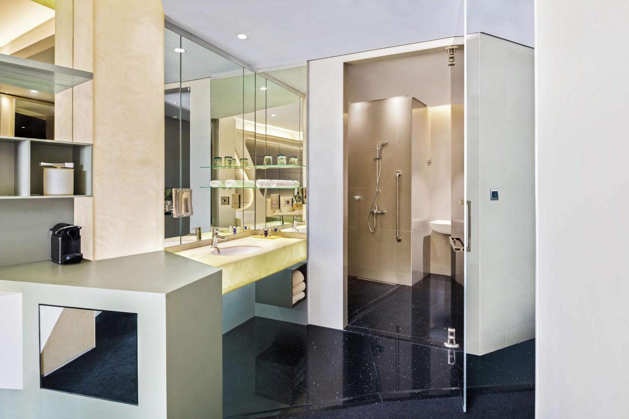 Deluxe King Room - Mobility Accessible,1658789988:JPEG