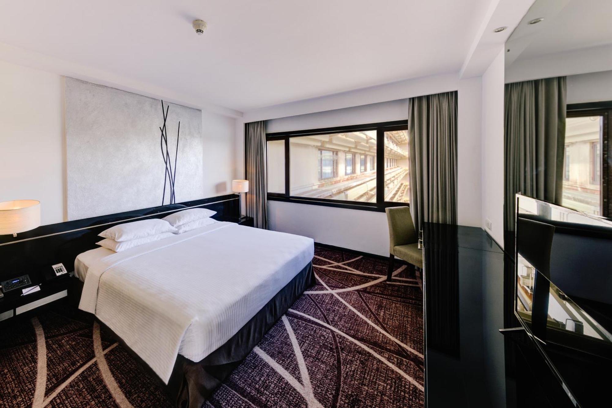 Cilantro Suite Terrace & Lounge Access