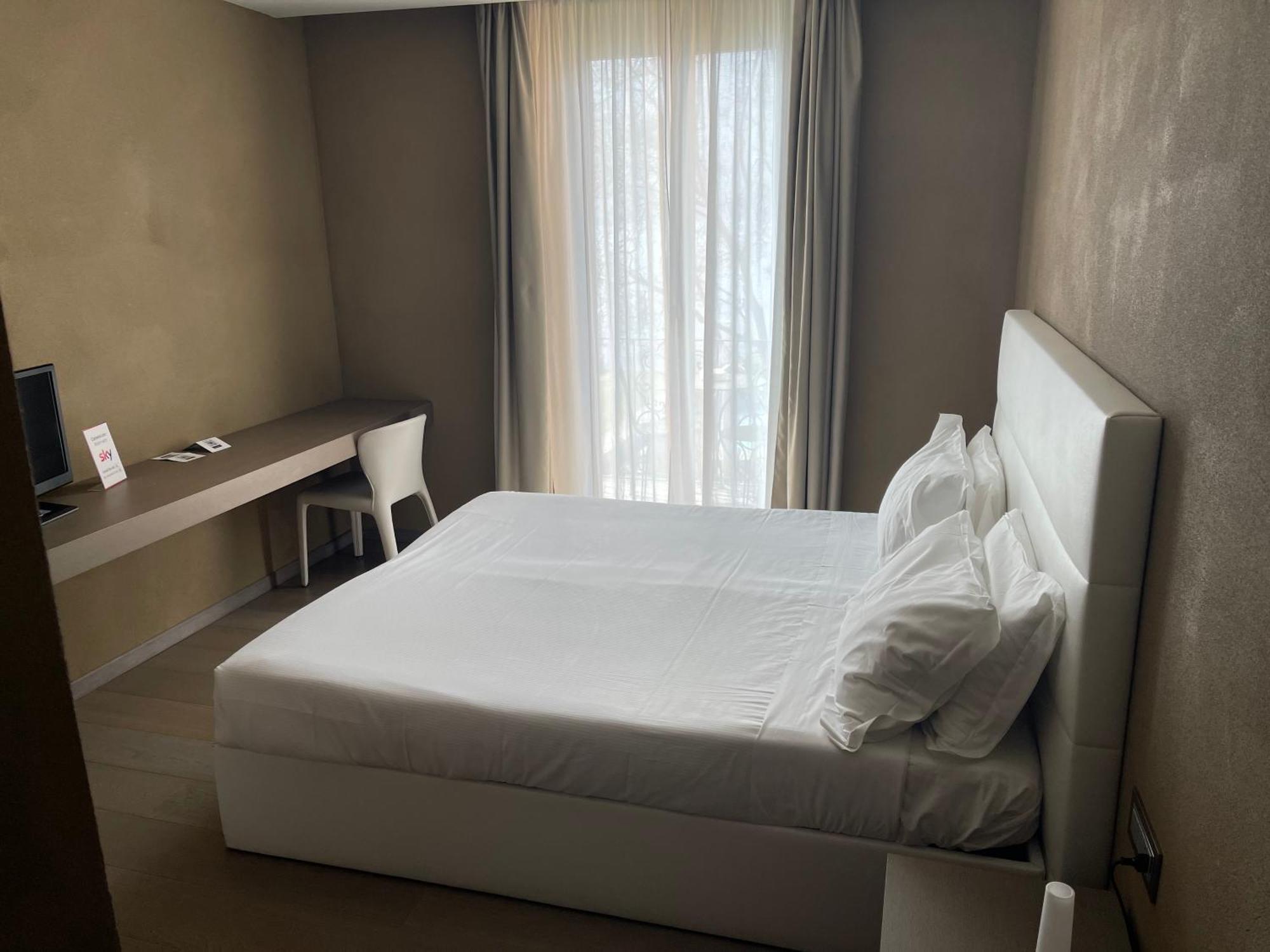 Double or Twin Room Lake View