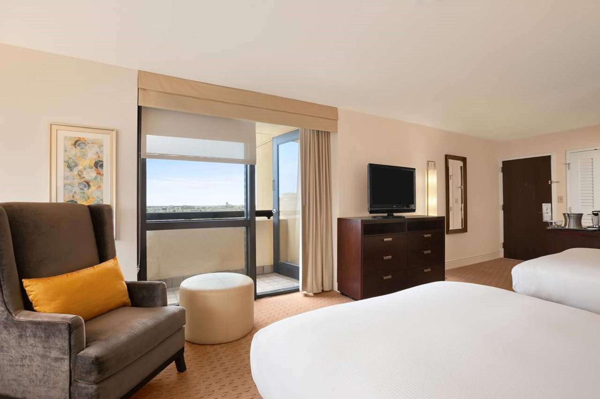 Queen Room with Two Queen Beds and Lagoon View,1552119586:JPEG