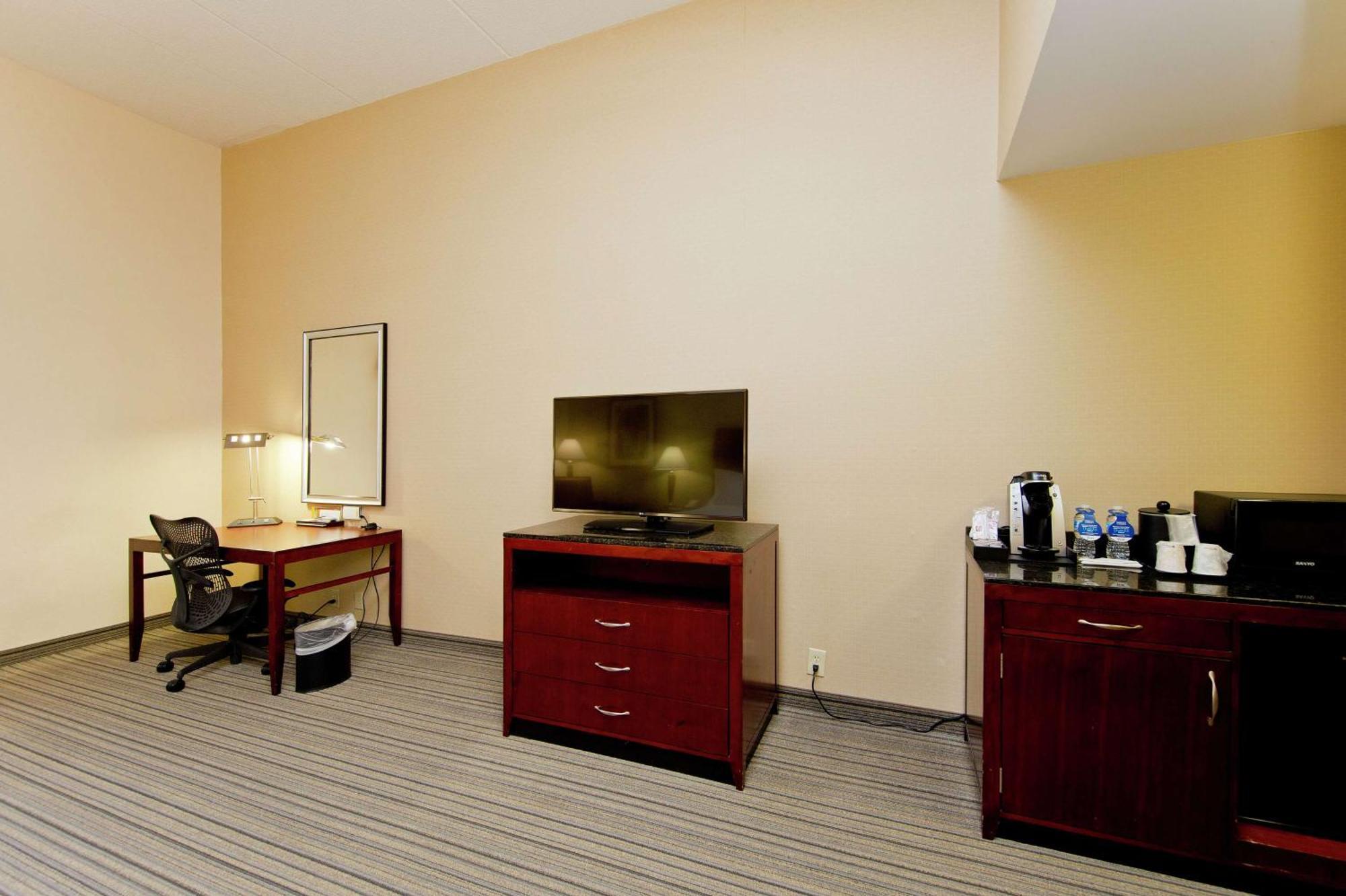 King Room with Roll-In Shower - Mobility/Hearing Accessible,1557435511:JPEG