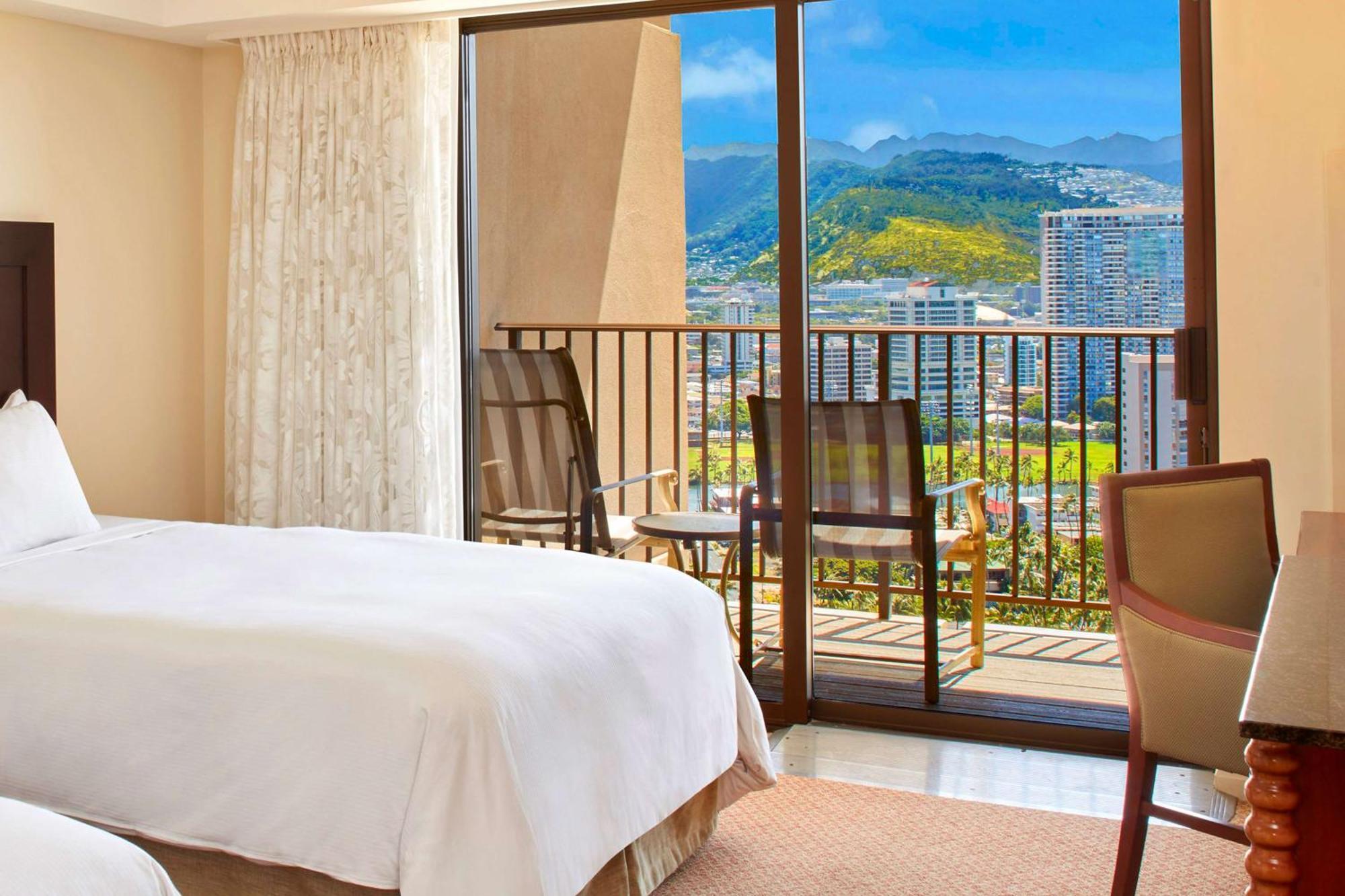 Quarto com 2 Camas de Casal e Vista do Resort
