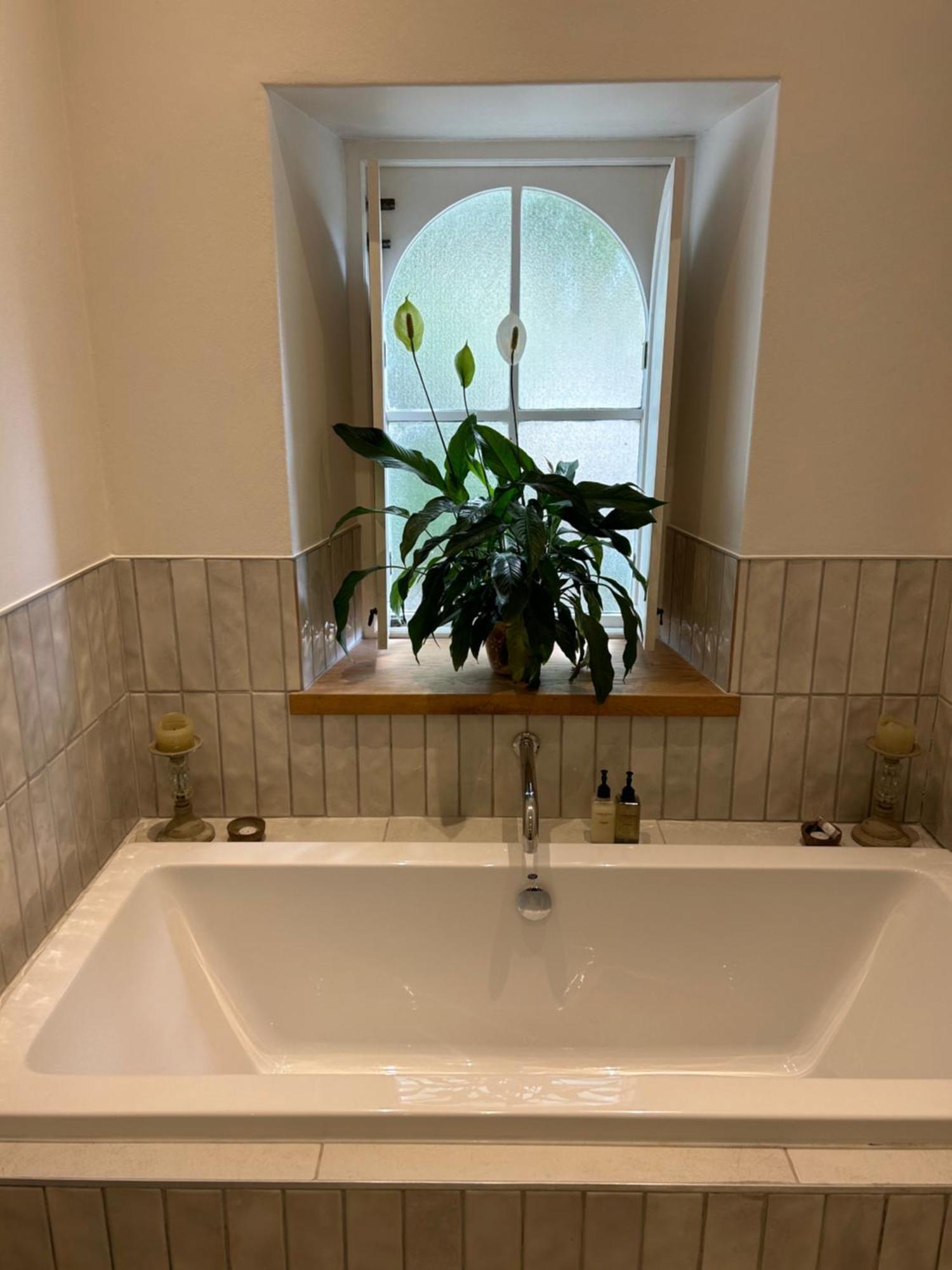 Honeymoon Suite,1576718675:JPEG