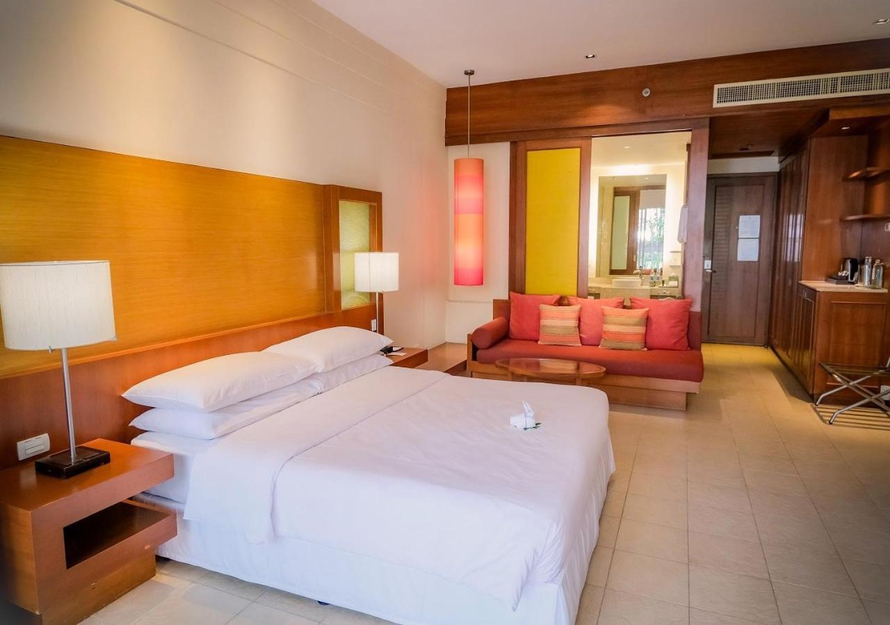 Lagoon Access Suite 1 Bedroom Suite 1 King Poolside view,1634421688:JPEG
