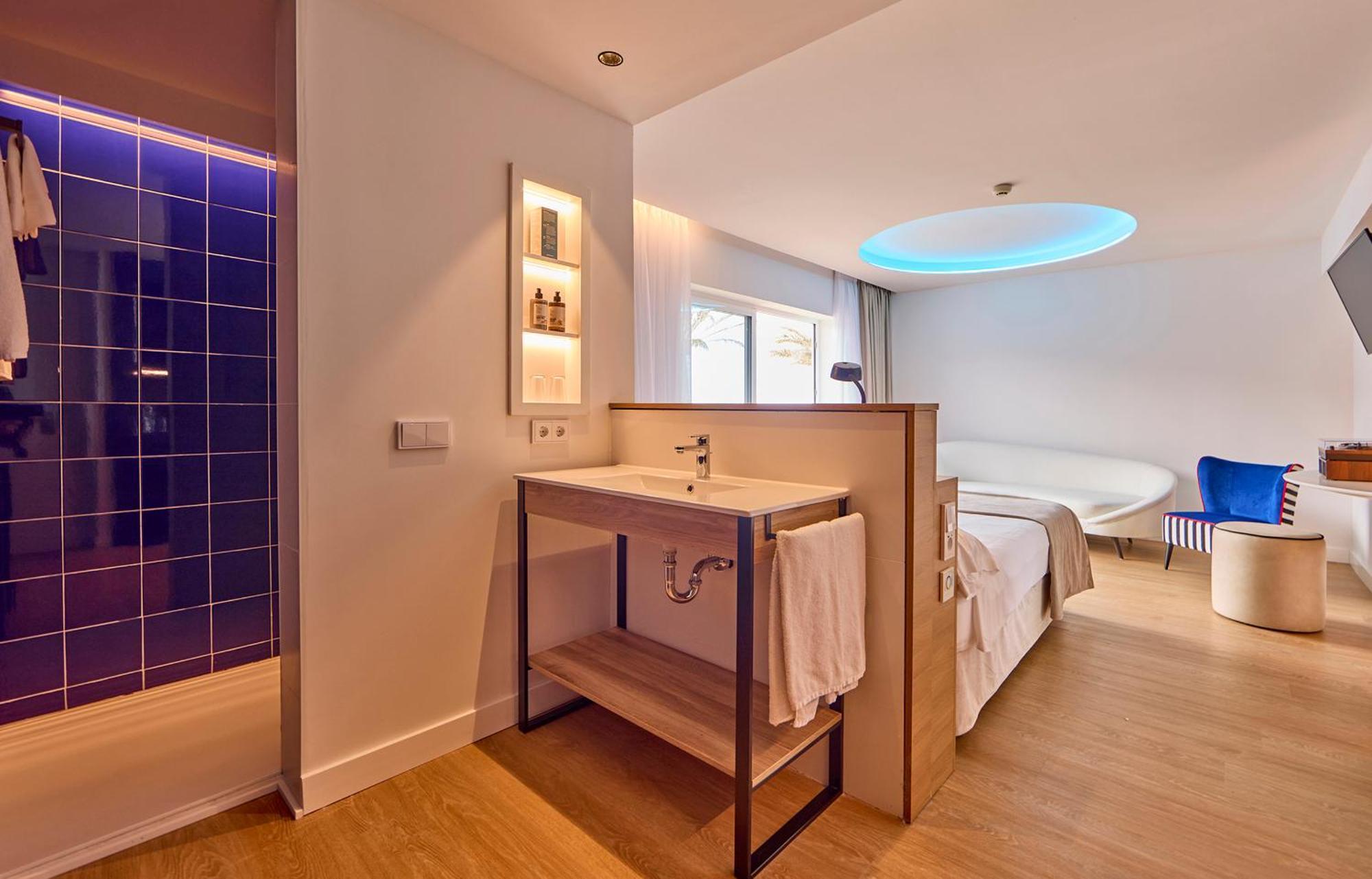 Junior Suite Side Sea View