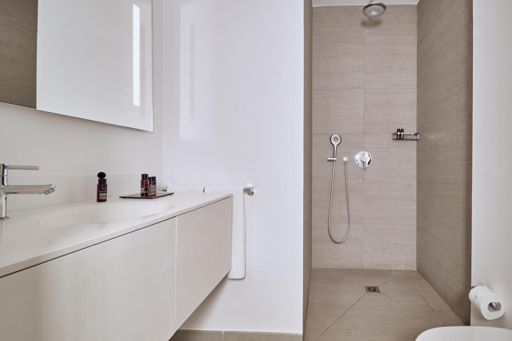 Suite Serenity Mar de 2 dormitorios con piscina privada, bañera de hidromasaje y vistas al mar