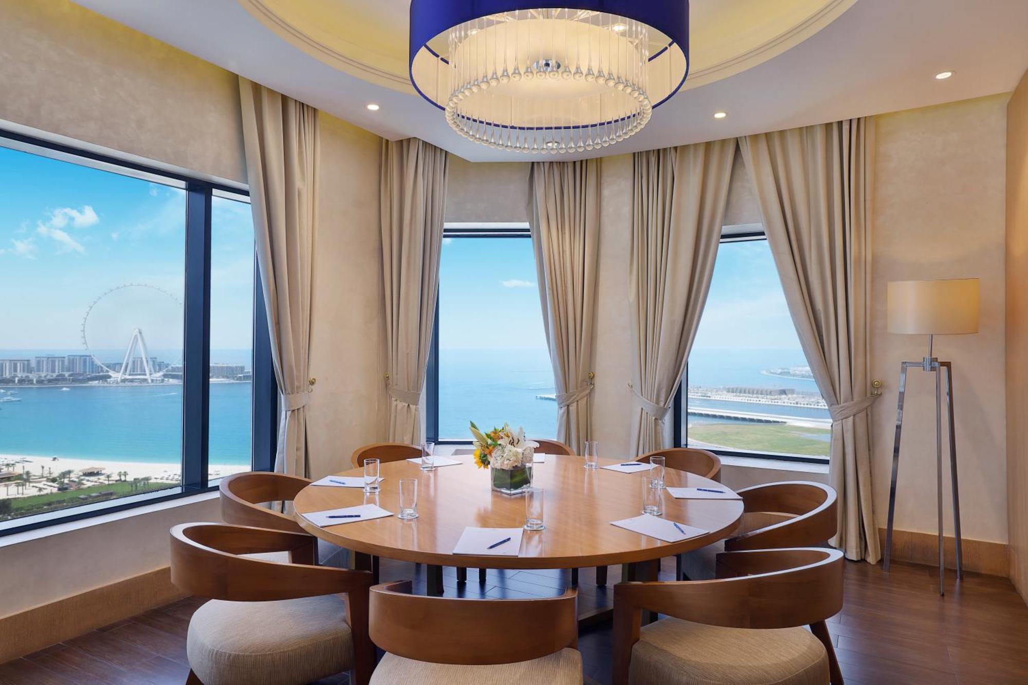 Club Kamer aan zee met 1 kingsize bed en gratis toegang tot de executive lounge, afternoon tea en happy hour