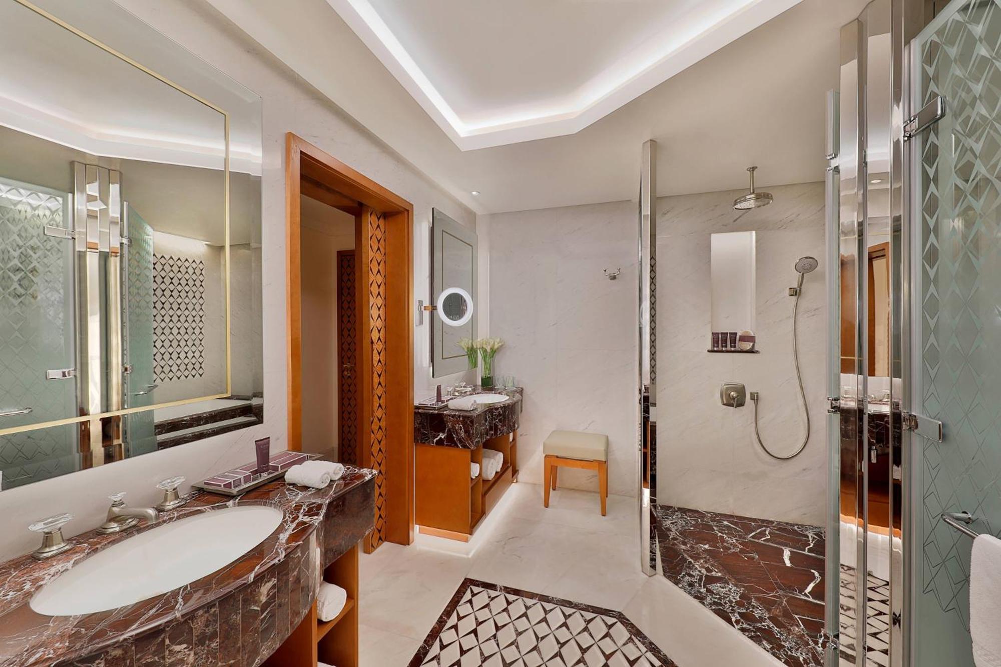 Executive Suite met 1 Slaapkamer - 1 Kingsize Bed - Balkon - Uitzicht op de Bergen