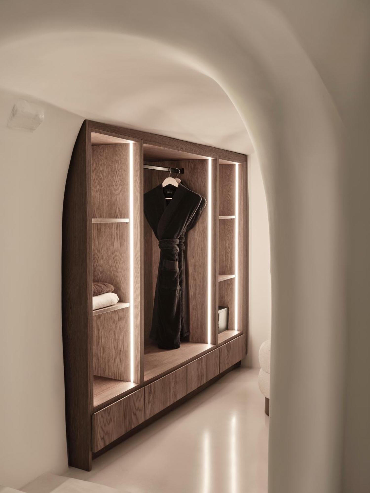 Elegant Suite with Caldera View