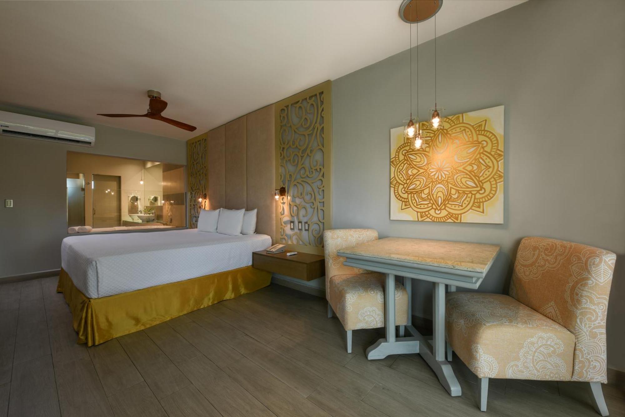 Royal Retreat Swim Up Suite