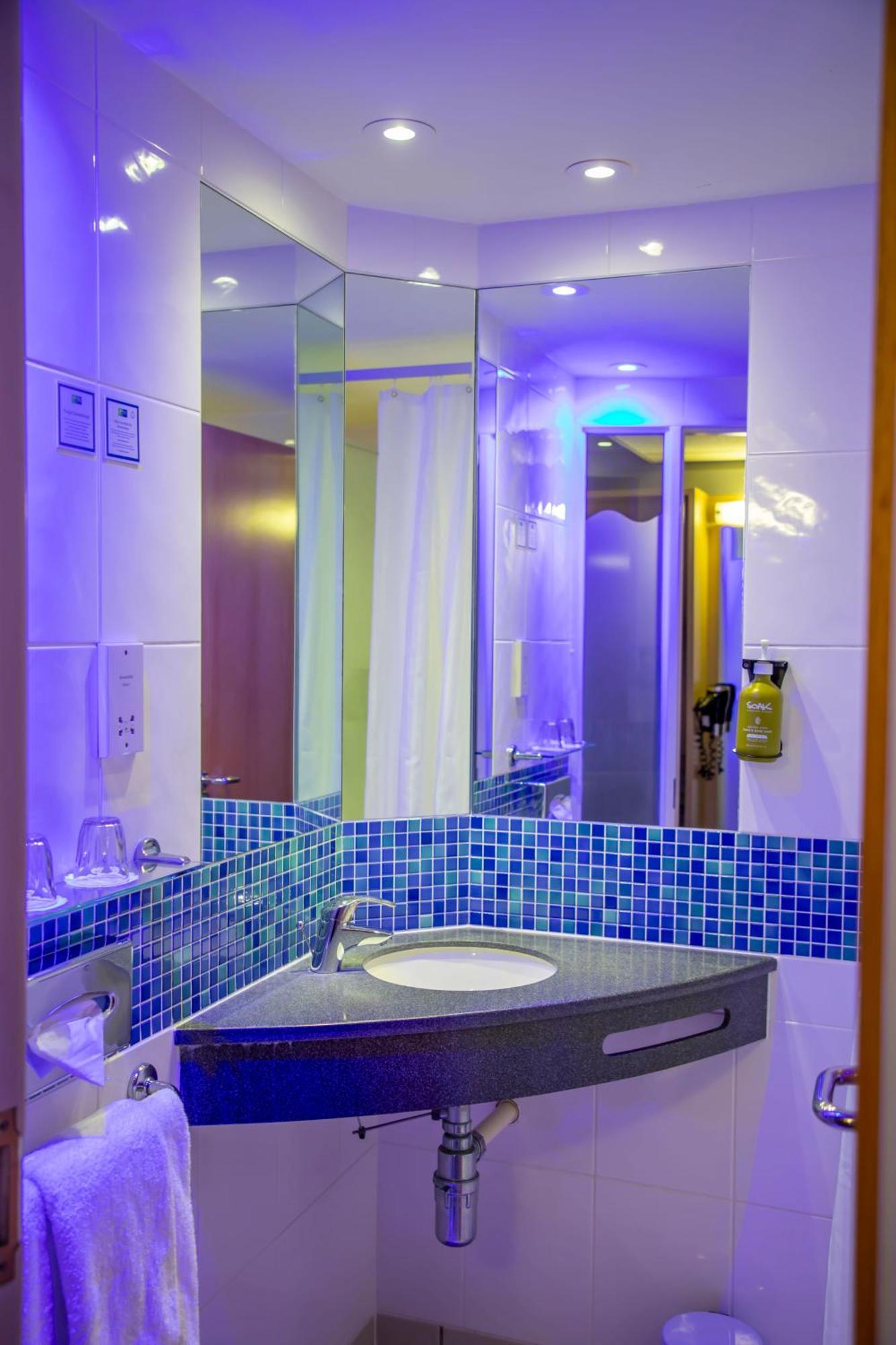 Standard Twin Room with Free Hot Breakfast,1624744027:JPEG
