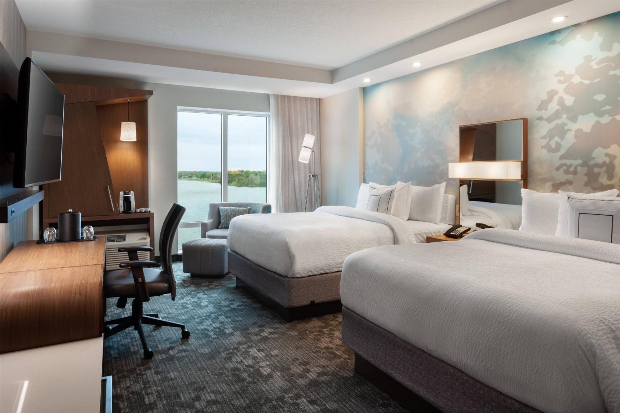Deluxe Queen Room with Two Queen Beds, Water View and Bathtub - Mobility Access