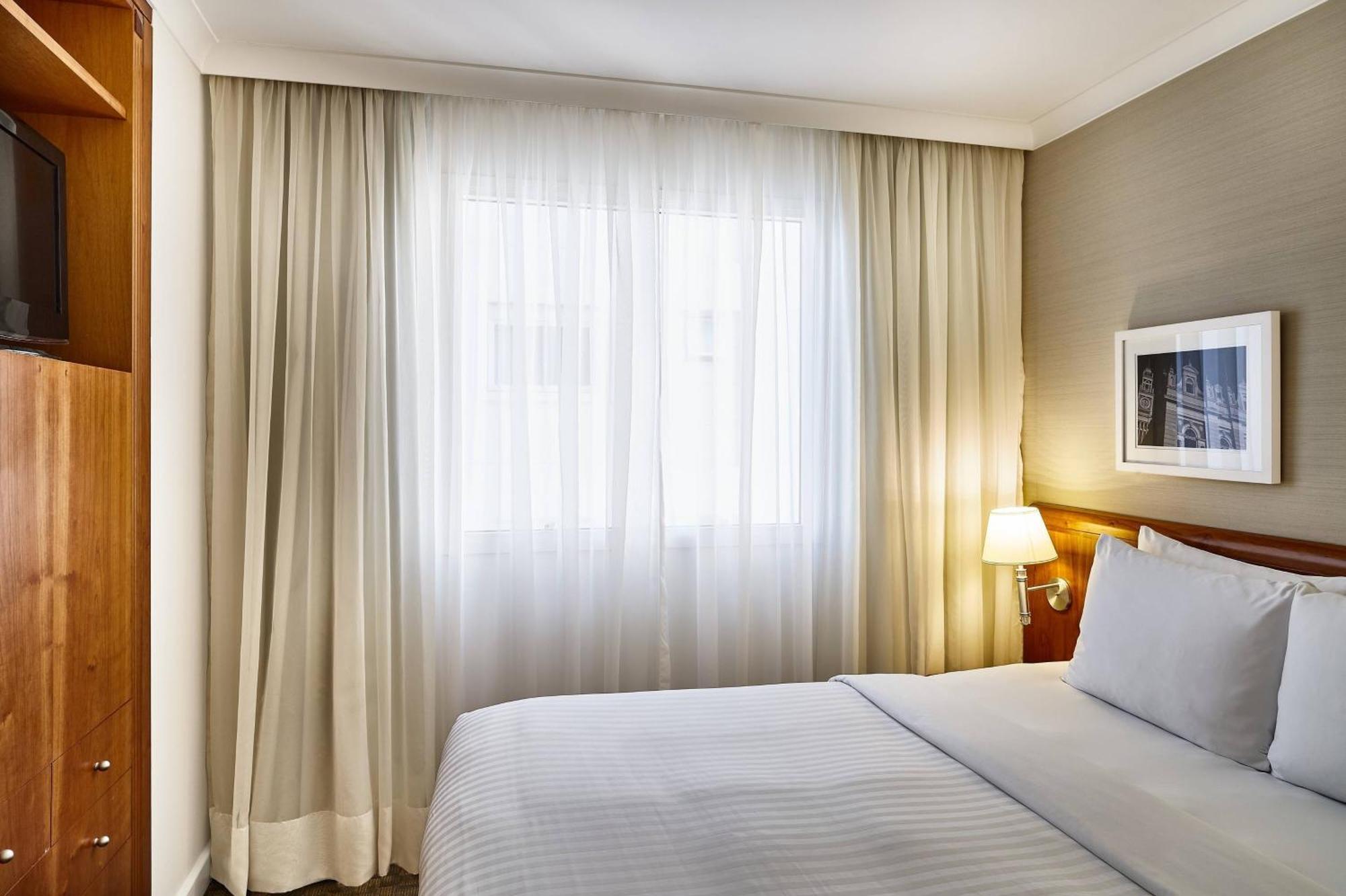 Apartamento de 1 Quarto com Varanda e Vista da Cidade.