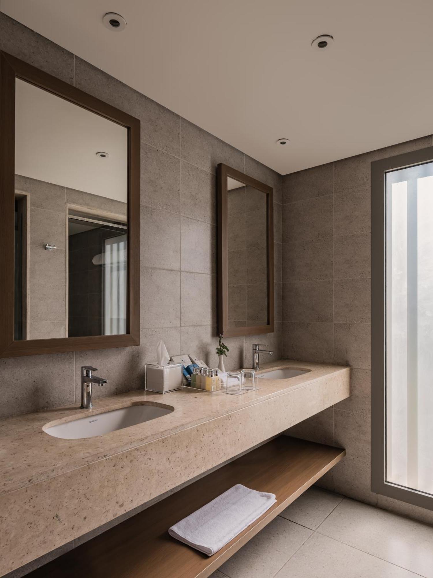 Deluxe Family Queen Pool View,1641307587:JPEG