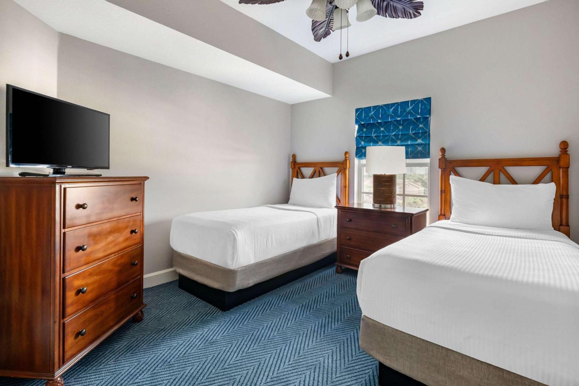 2 Bedroom 1 King 2 Twins Suite Roll-in Shower,1641724892:JPEG