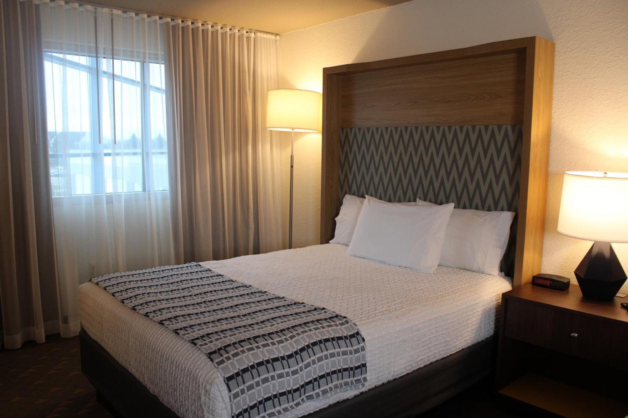 Queen Room Two Queen Beds Poolside Non-Smoking