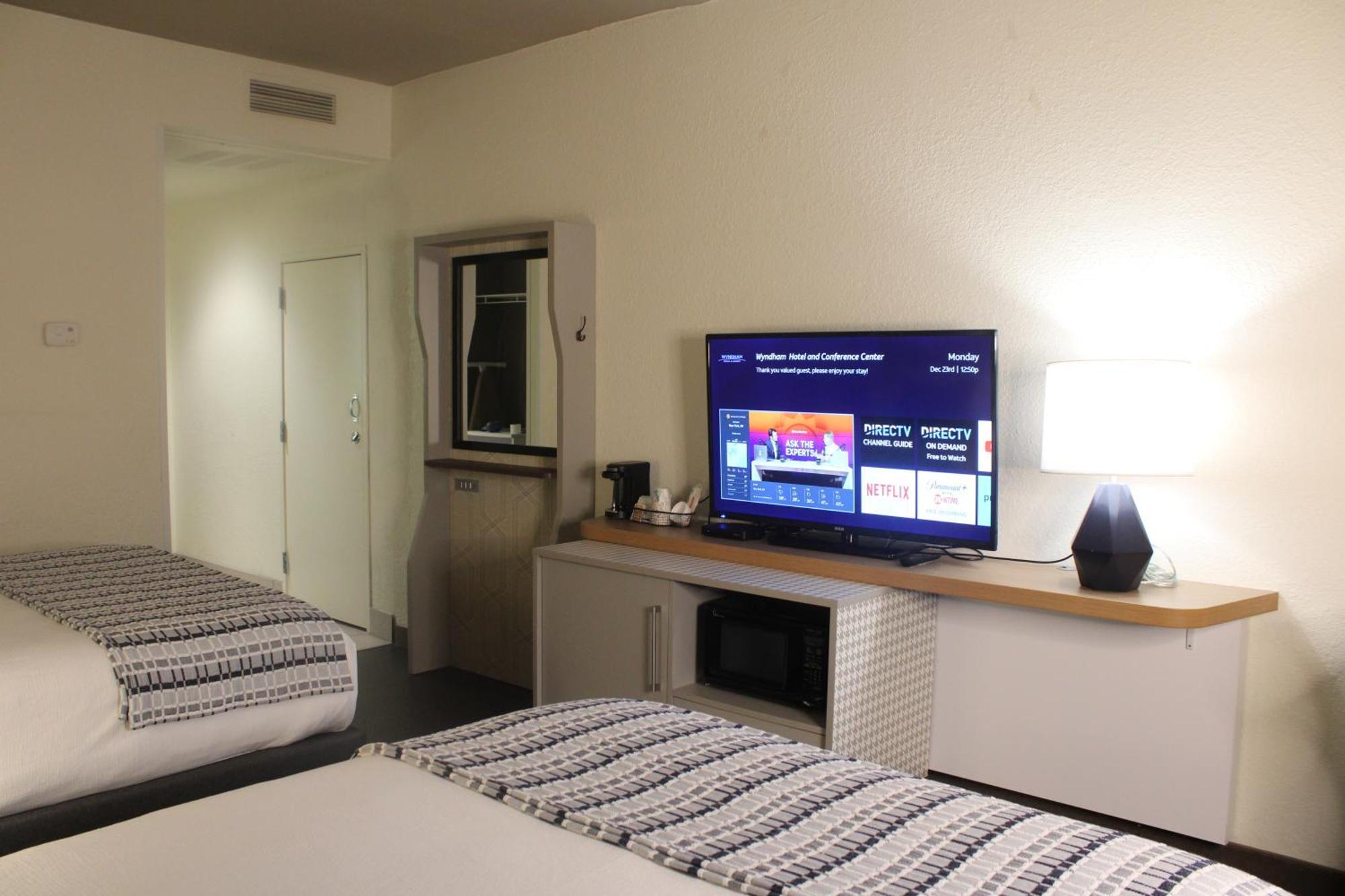 Queen Room Two Queen Beds Poolside Non-Smoking