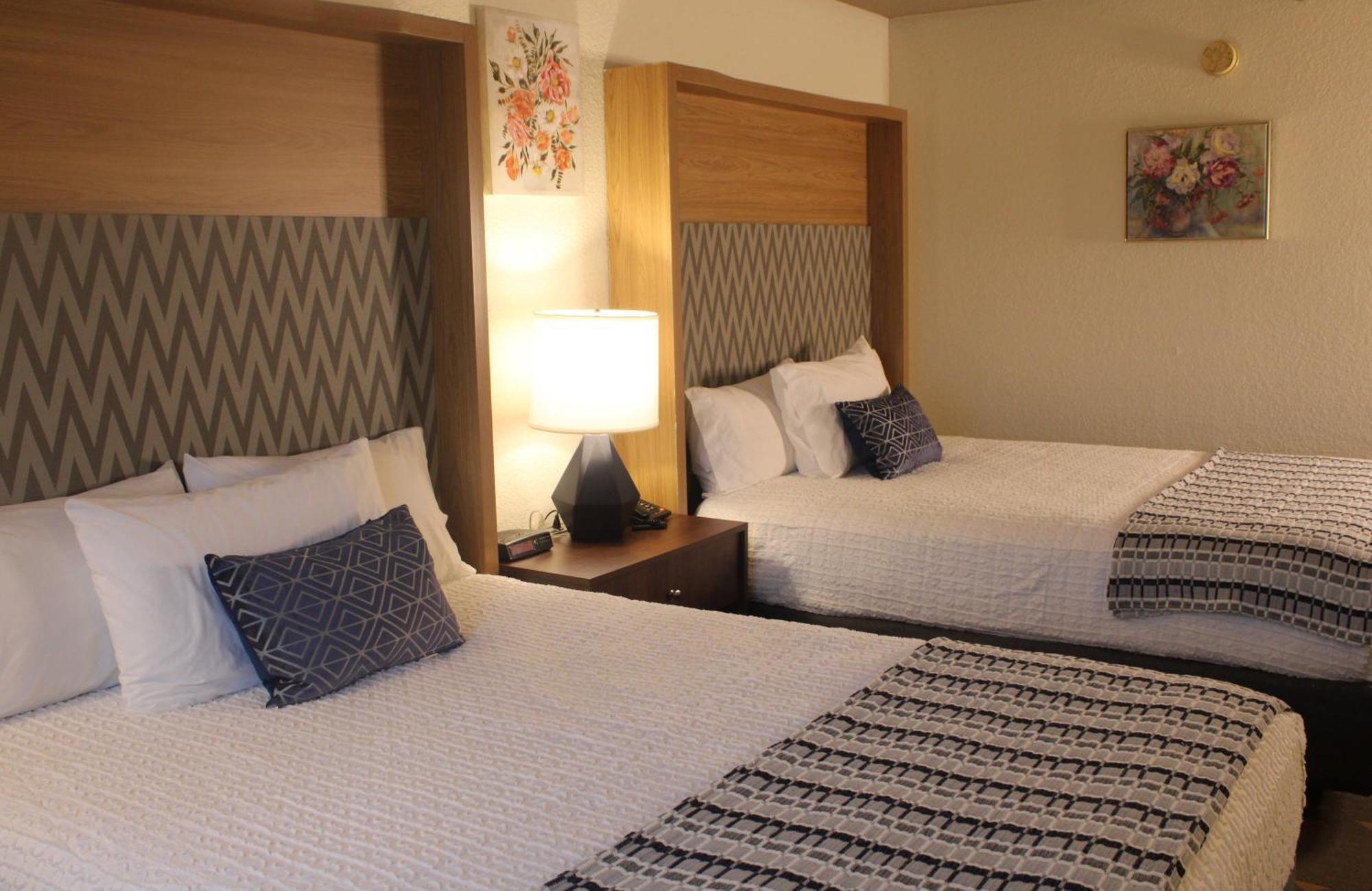 Queen Room Two Queen Beds Poolside Non-Smoking