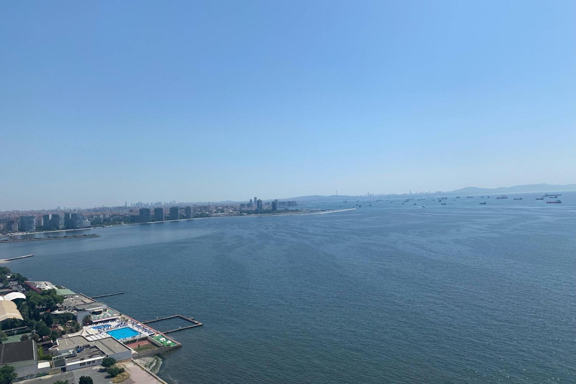 Suite Présidentielle avec Lit King-Size et Accès au Salon Club - Vue sur Mer