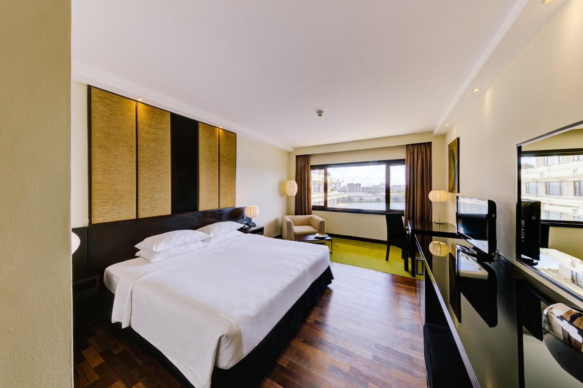 Premium Room Pool & Lakeview